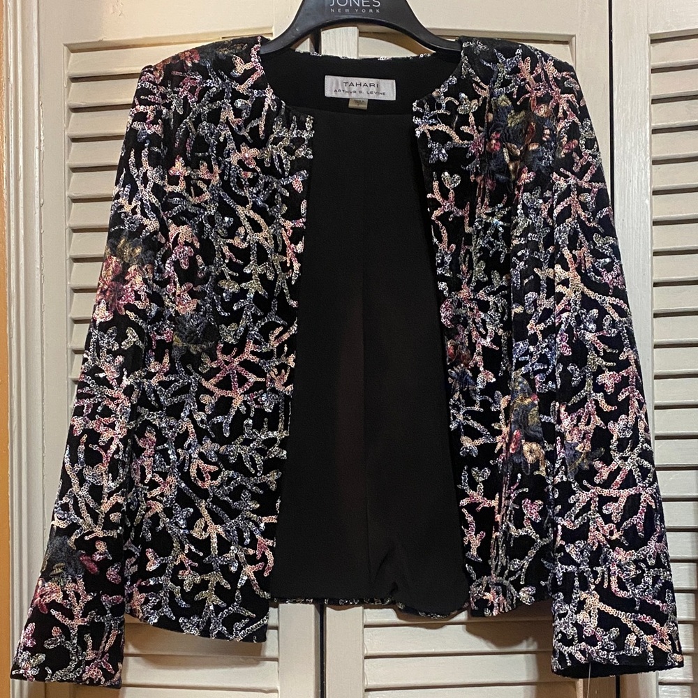 Elegant Floral Embroidered Blazer